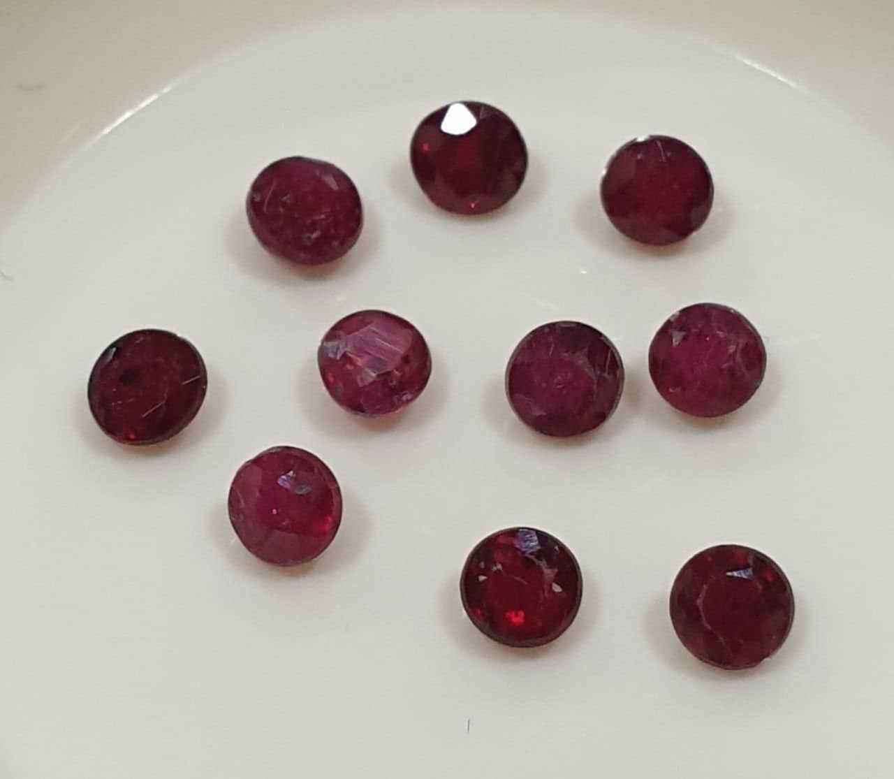 Lote de 10 rubíes redondos facetados de 2,6 mm. Gemas sueltas al por mayor. Gemas naturales.