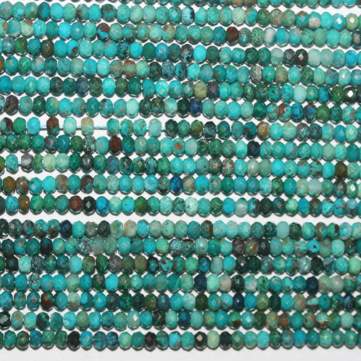 Cuentas redondas facetadas de crisocola de 40 cm (3 x 2 mm). Hilo de 40 cm.