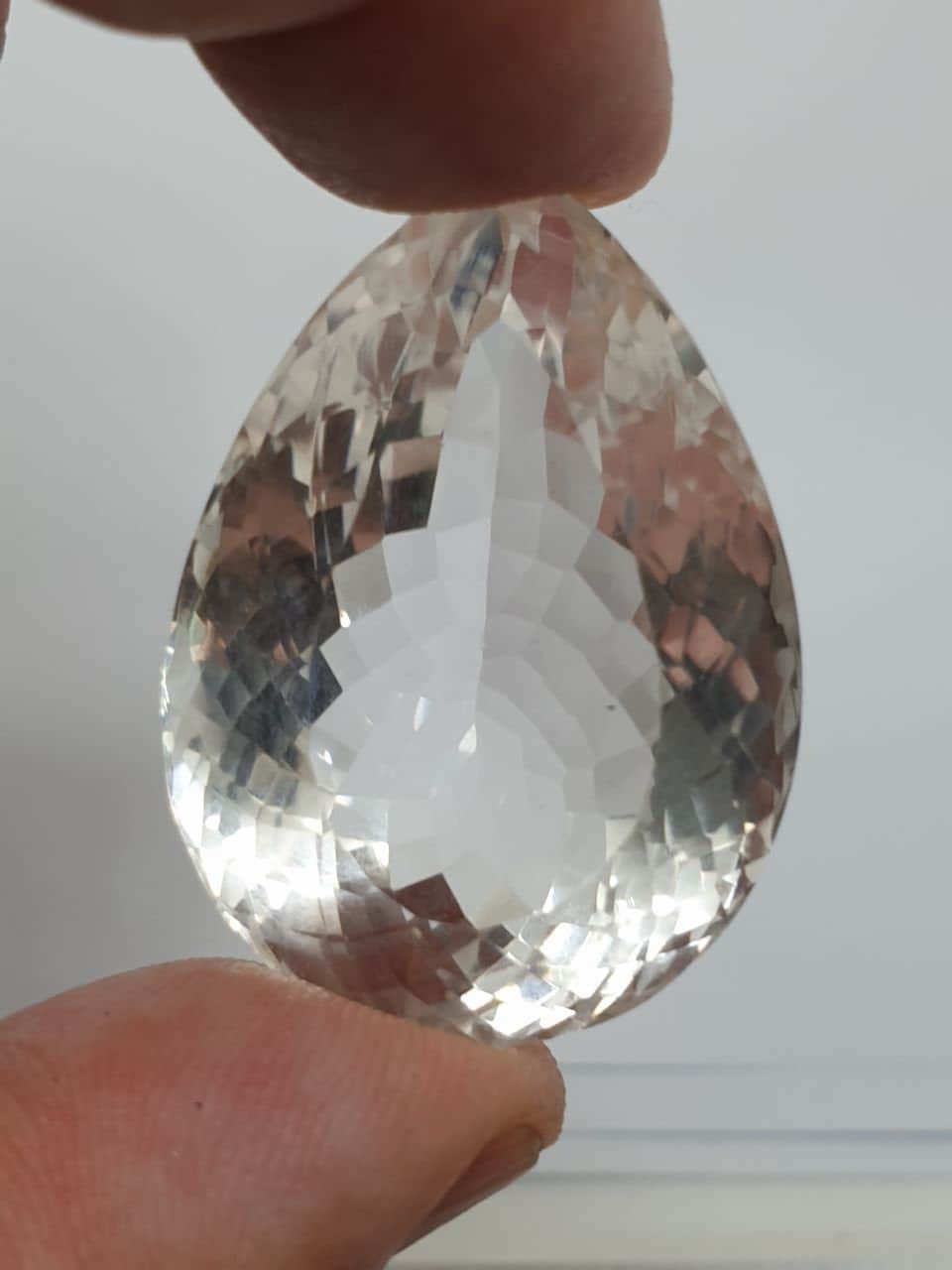Enorme y impecable pieza de cristal de roca natural AAA, talla pera, facetada, de museo, 118,7 ct (36,2 x 26,44 x 21,4 mm), única en su tipo.