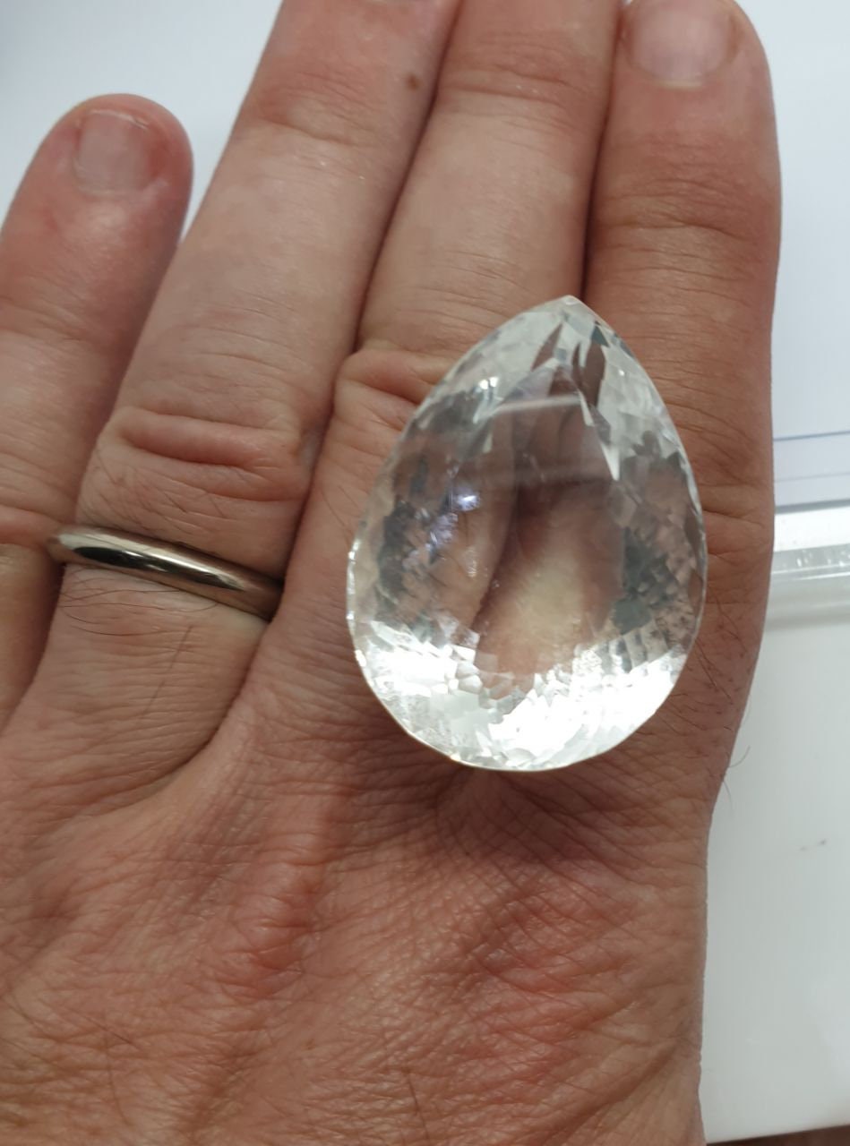 Enorme y impecable pieza de cristal de roca natural AAA, talla pera, facetada, de museo, 118,7 ct (36,2 x 26,44 x 21,4 mm), única en su tipo.