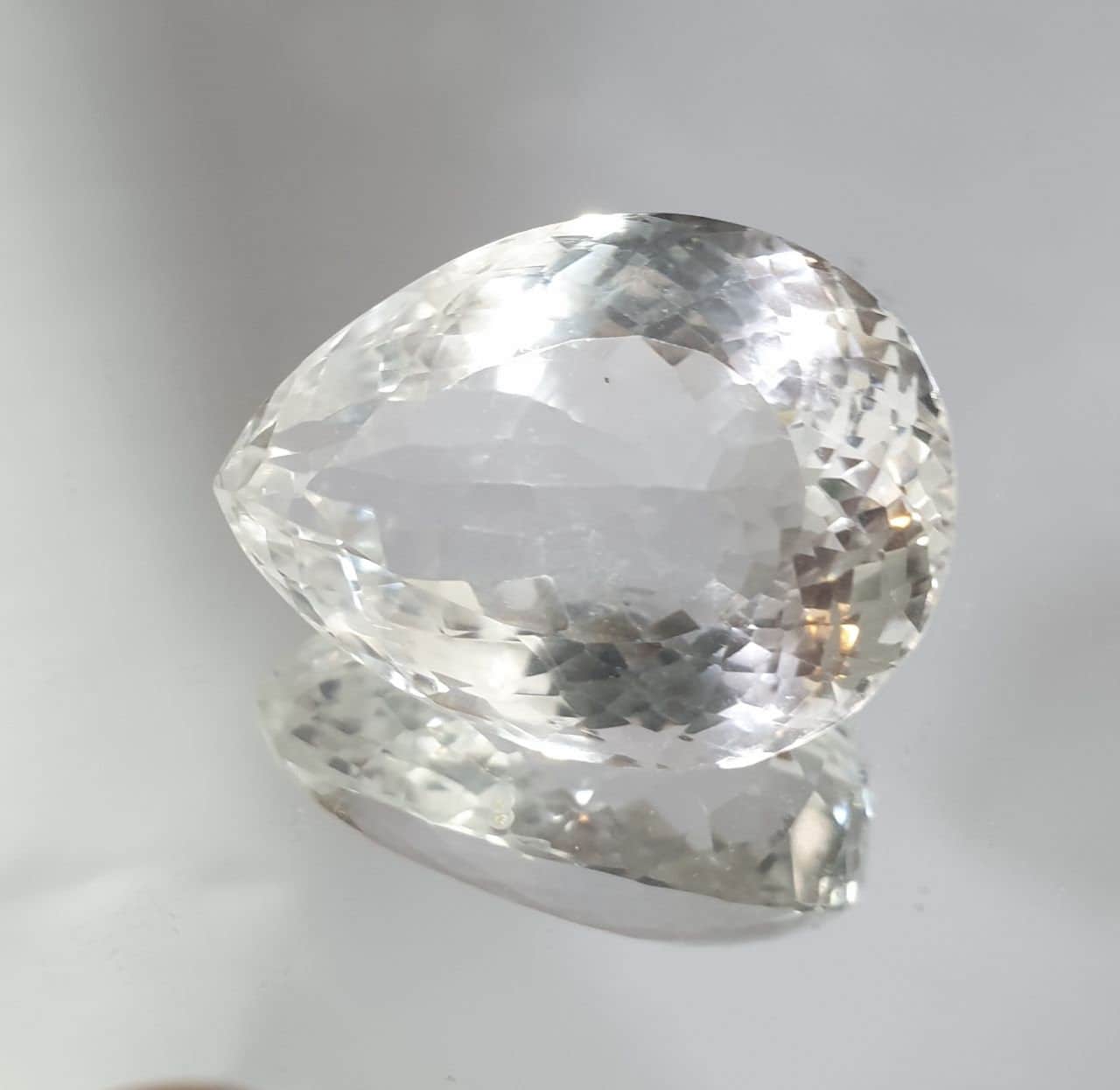 Enorme y impecable pieza de cristal de roca natural AAA, talla pera, facetada, de museo, 118,7 ct (36,2 x 26,44 x 21,4 mm), única en su tipo.