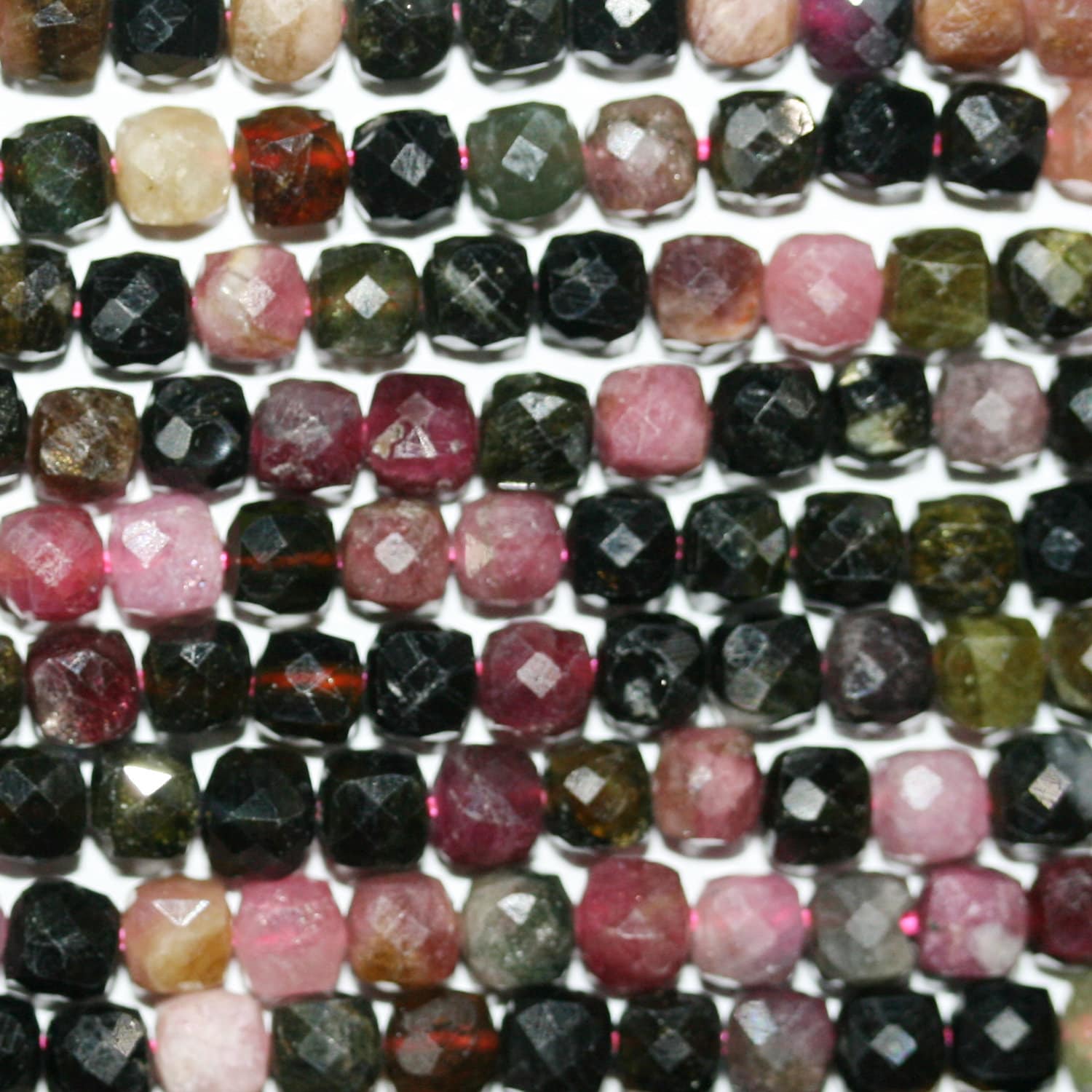 Perles cubiques à facettes en tourmaline St de 15 pouces, 4-5 mm. - Fil de 39 cm.