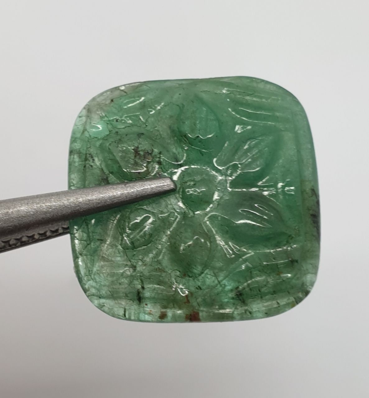 Fleur sculptée dans une émeraude naturelle de Zambie, cabochon carré, 16,2 mm, 8,88 ct - Sculpture sur pierre précieuse