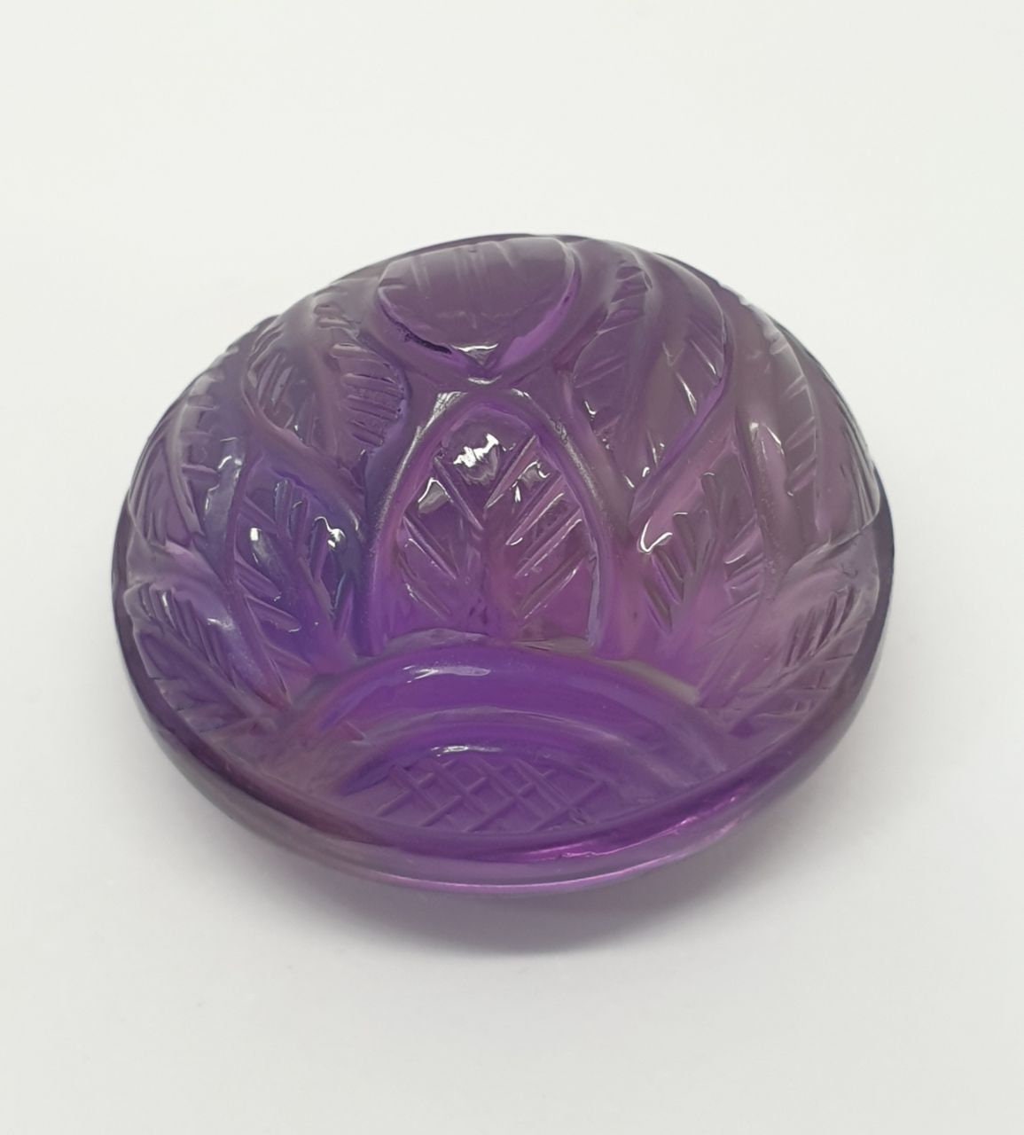 Cabochon ovale d'améthyste africaine unique en son genre, sculpté à la main. Taille unique, 24,8 x 21,5 mm, 57,32 ct. Forme très élégante.