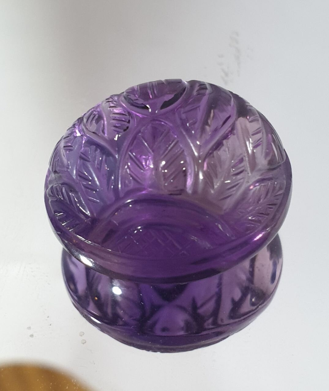 Cabochon ovale d'améthyste africaine unique en son genre, sculpté à la main. Taille unique, 24,8 x 21,5 mm, 57,32 ct. Forme très élégante.