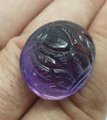 Cabochon ovale d'améthyste africaine unique en son genre, sculpté à la main. Taille unique, 24,8 x 21,5 mm, 57,32 ct. Forme très élégante.
