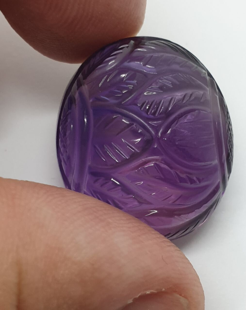 Cabochon ovale d'améthyste africaine unique en son genre, sculpté à la main. Taille unique, 24,8 x 21,5 mm, 57,32 ct. Forme très élégante.