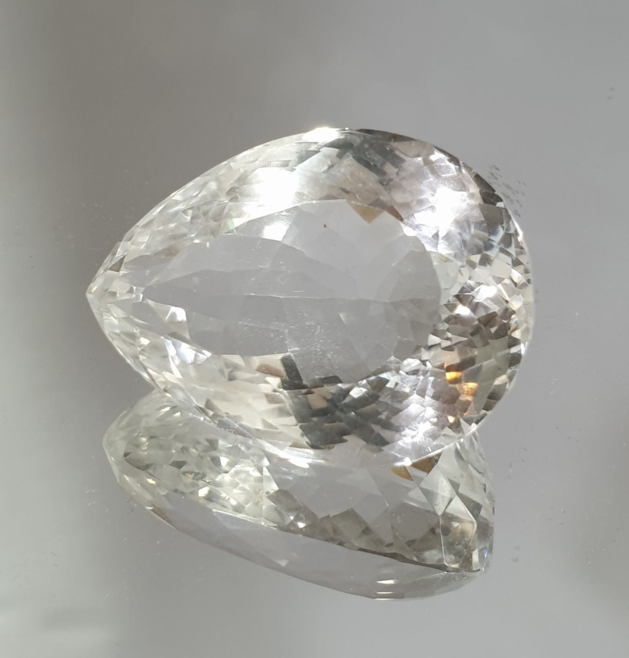 Enorme y impecable pieza de cristal de roca natural AAA, talla pera, facetada, de museo, 118,7 ct (36,2 x 26,44 x 21,4 mm), única en su tipo.