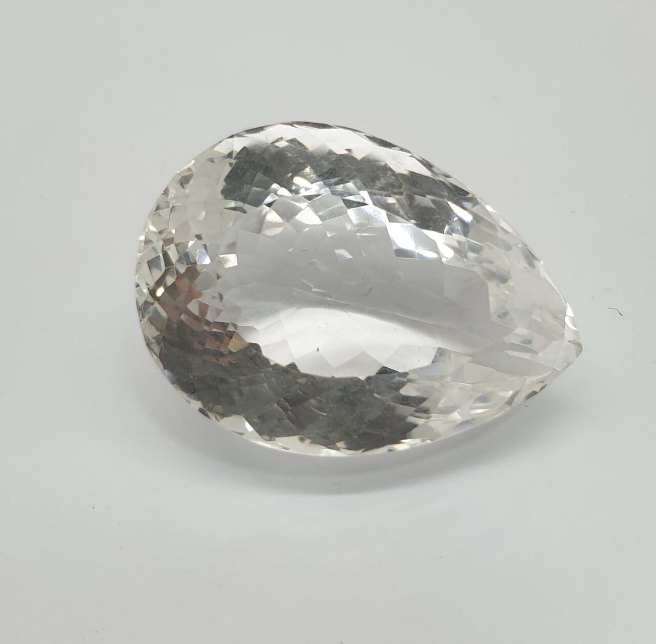 Enorme y impecable pieza de cristal de roca natural AAA, talla pera, facetada, de museo, 118,7 ct (36,2 x 26,44 x 21,4 mm), única en su tipo.