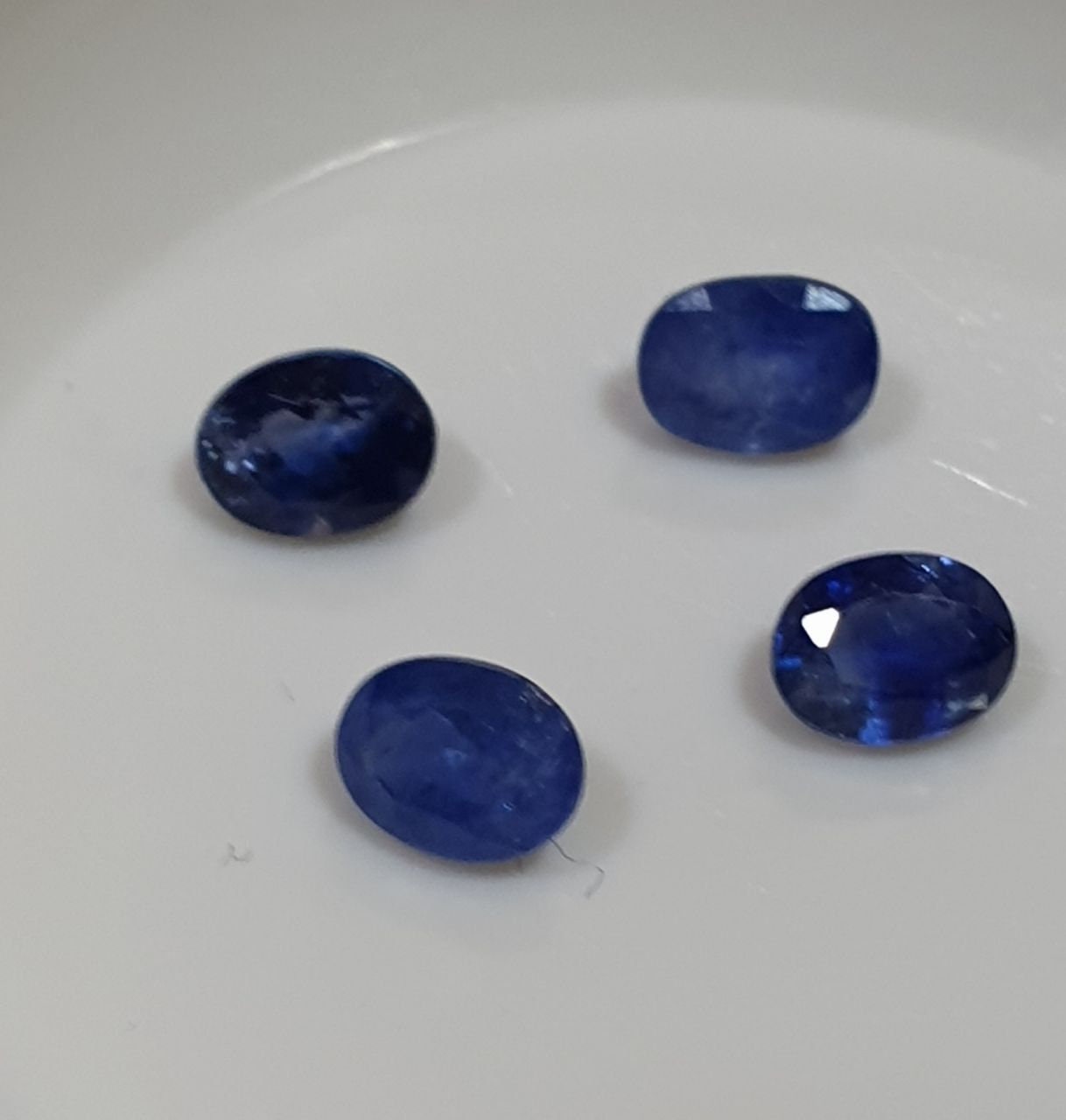 Lote de 4 zafiros azules facetados ovalados de 4 x 3 mm (4 unidades) - Piedras naturales - Venta al por mayor