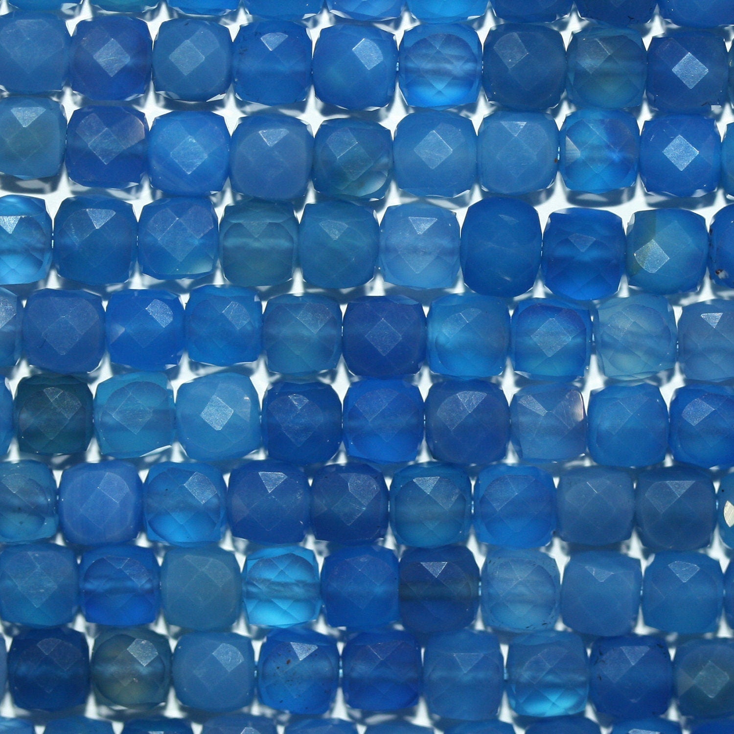 Cuentas de cubo facetadas de ágata azul St. de 16" de 5 mm - Hilo de 40 cm.