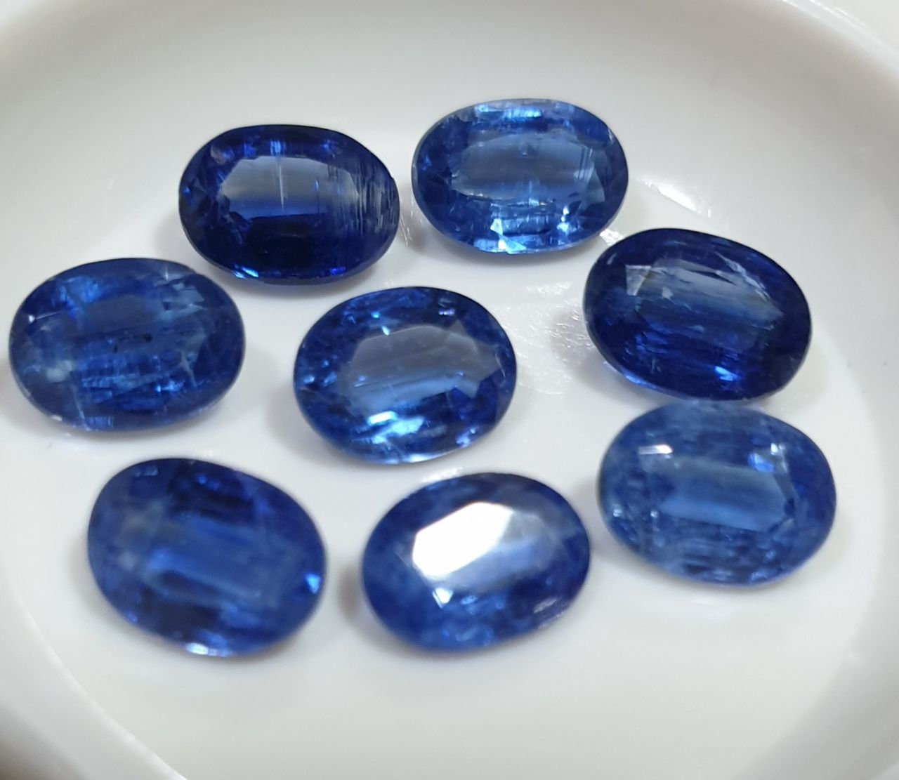 Lote de 8 piedras de cianita azul oscuro natural, facetadas y ovaladas, de 7 x 5 mm, de Brasil. Gemas naturales sin tratar.