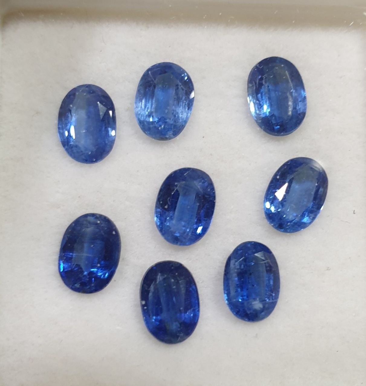 Lote de 8 piedras de cianita azul oscuro natural, facetadas y ovaladas, de 7 x 5 mm, de Brasil. Gemas naturales sin tratar.