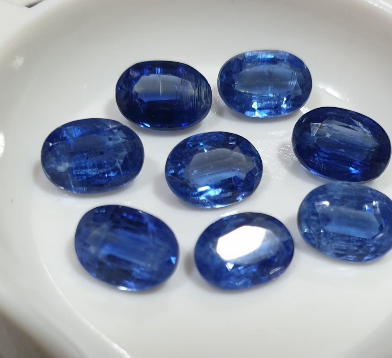 Lote de 8 piedras de cianita azul oscuro natural, facetadas y ovaladas, de 7 x 5 mm, de Brasil. Gemas naturales sin tratar.