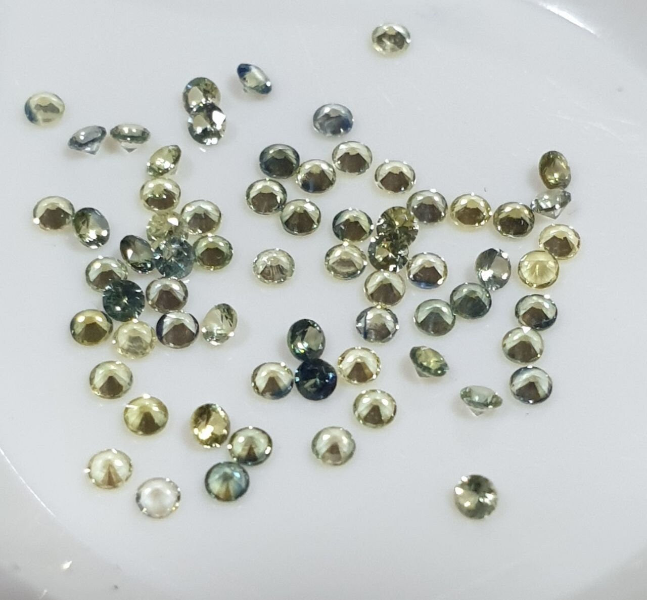 Lote de zafiros verdes naturales de color verde superior, 1,4-1,5 mm, corte brillante redondo. Piedras preciosas al por mayor. Piedras naturales para joyería.