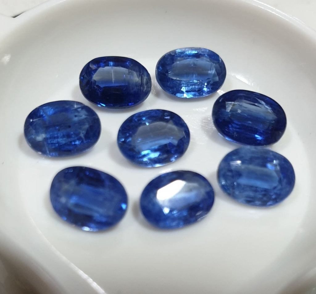 Lote de 8 piedras de cianita azul oscuro natural, facetadas y ovaladas, de 7 x 5 mm, de Brasil. Gemas naturales sin tratar.
