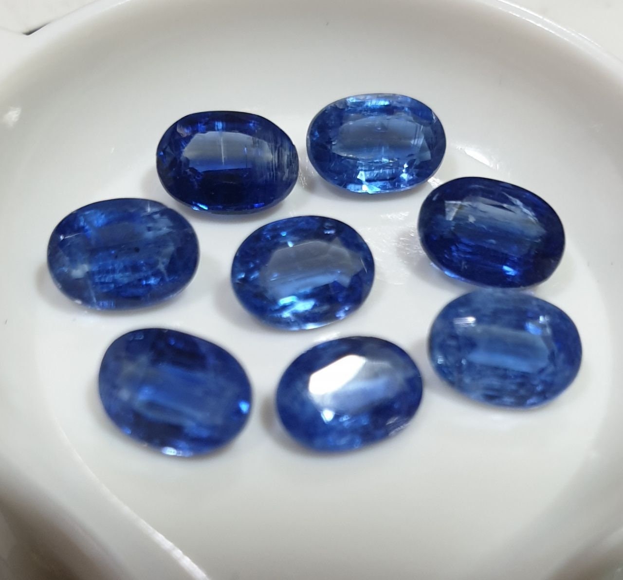 Lote de 8 piedras de cianita azul oscuro natural, facetadas y ovaladas, de 7 x 5 mm, de Brasil. Gemas naturales sin tratar.