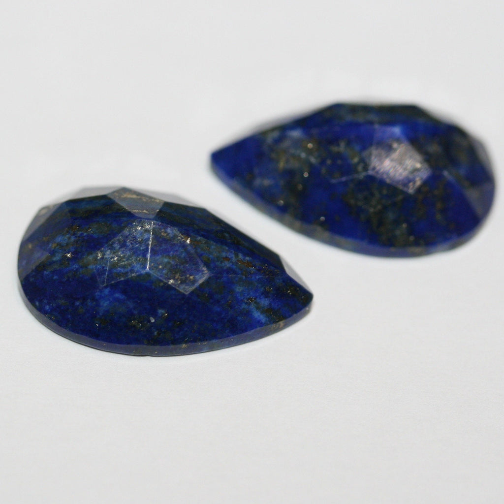 Lote de 2 cabujones de lapislázuli facetados en forma de gota, 21 x 14 mm. (2 piezas).