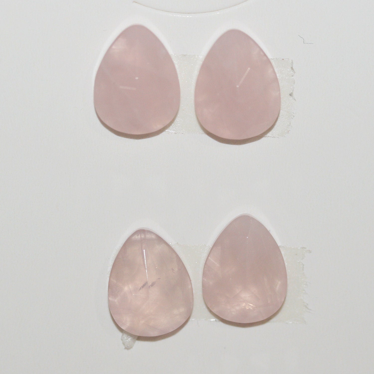 Lote de 4 cabujones facetados de cuarzo rosa en forma de gota, 13 x 10 mm. (4 piezas)