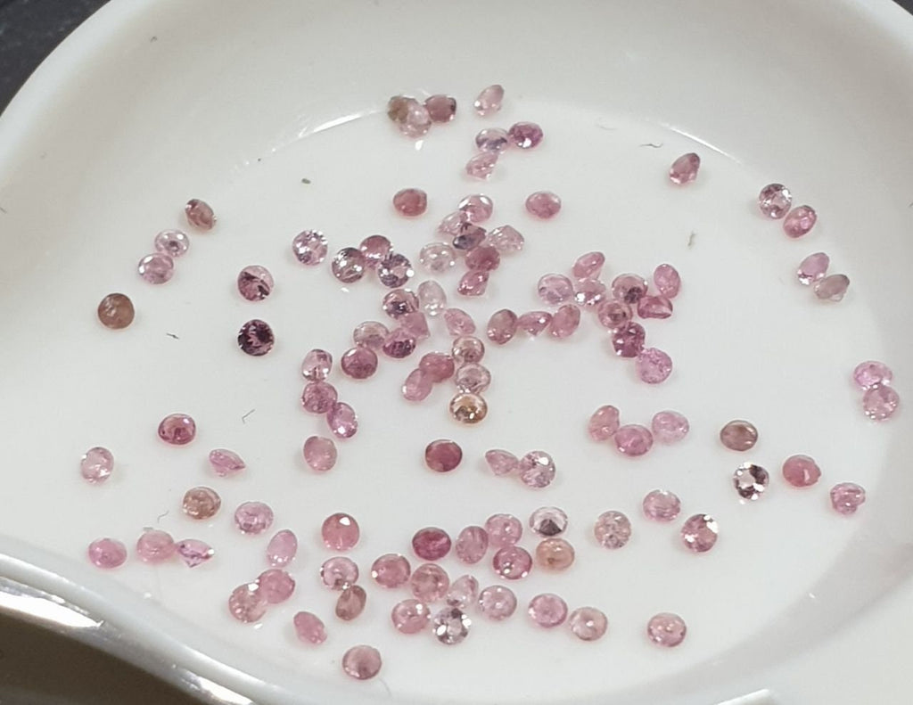 Lote de turmalina rosa de 1,3 mm de corte redondo, gemas sin tratar. Oferta al por mayor. Proveedor de gemas DIY. Piedras auténticas, piedras preciosas diminutas, piedras pequeñas.