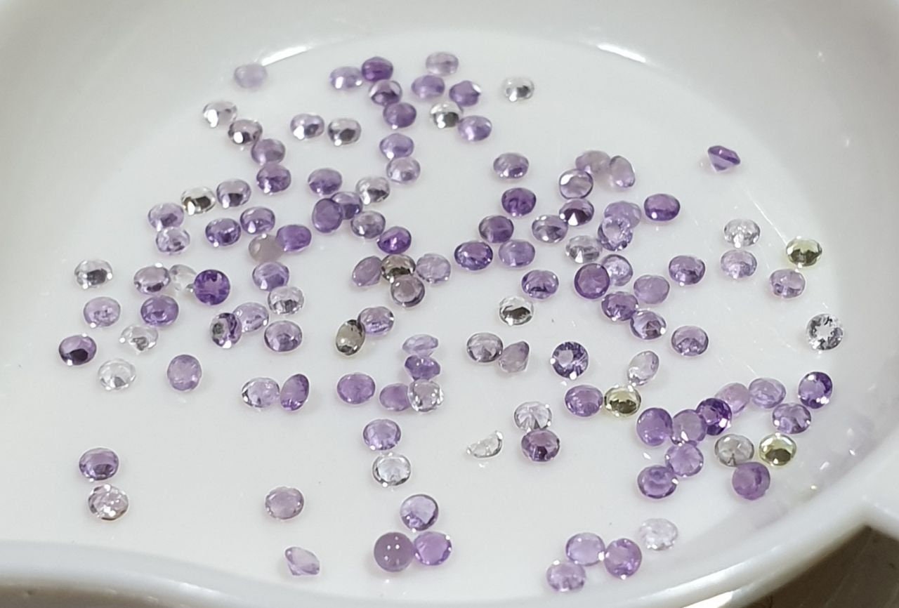 Lote de amatista de 1,25 mm de corte redondo sin tratar. Gemas al por mayor. Proveedor de gemas DIY. Piedras genuinas. Gemas diminutas.