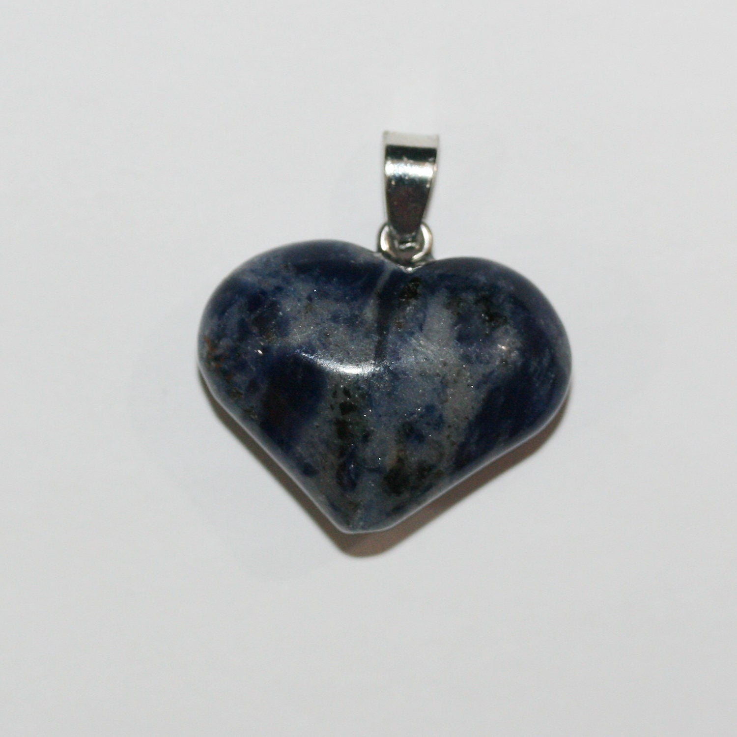 Pendentif cœur lisse en sodalite 20x25mm.