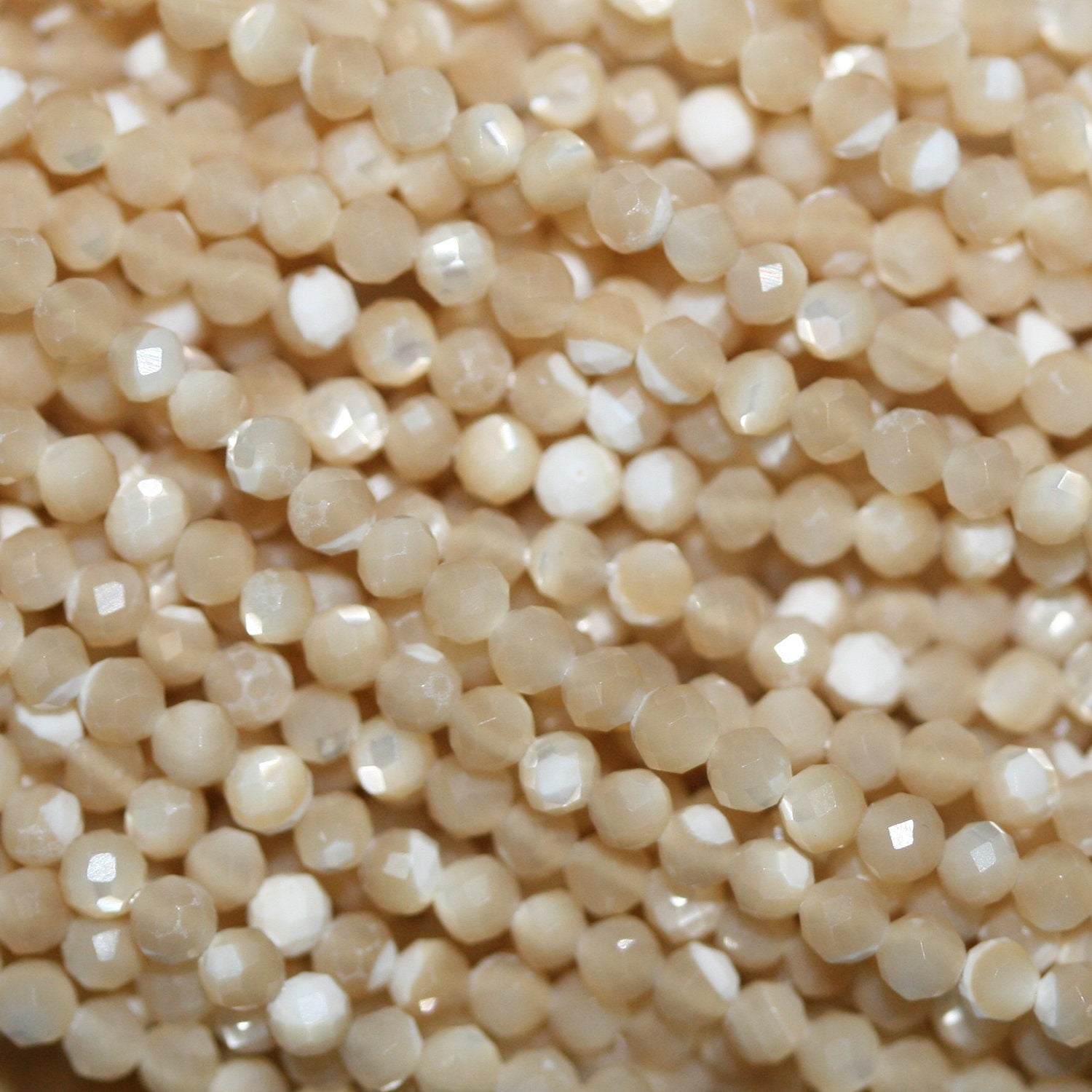 15" St Brown MOP Perles rondes à facettes 2mm.-Rig 39cm.