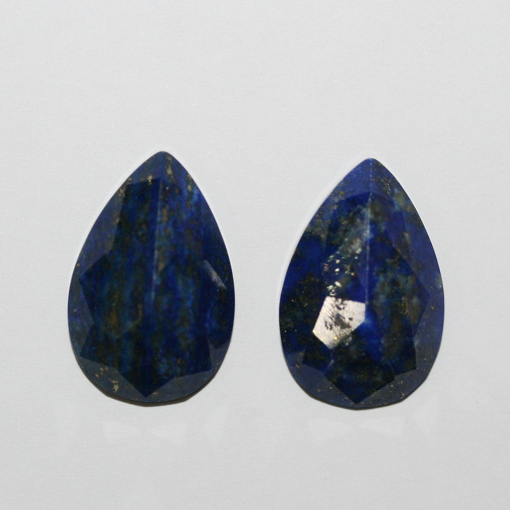 Lote de 2 cabujones de lapislázuli facetados en forma de gota, 21 x 14 mm. (2 piezas).
