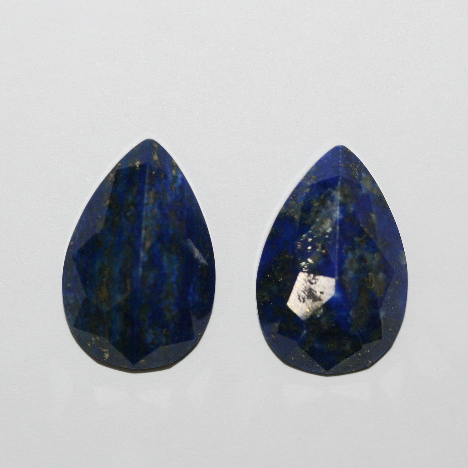 Lote de 2 cabujones de lapislázuli facetados en forma de gota, 21 x 14 mm. (2 piezas).