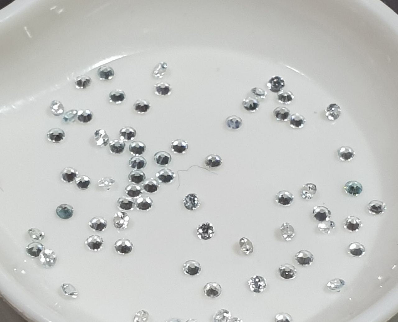 Lote de aguamarinas de 1,25 mm de corte redondo sin tratar - Oferta al por mayor - Proveedor de gemas DIY - Piedras genuinas - Gemas diminutas - Piedras pequeñas