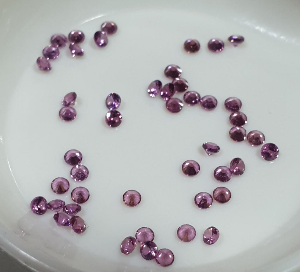 Lote de granate rodolita de 1,5 mm, talla redonda, gemas sin tratar - Oferta al por mayor, proveedor de gemas DIY - Piedras auténticas, piedras preciosas diminutas, piedras pequeñas