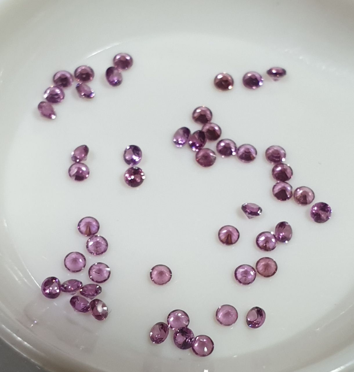 Lot de grenats rhodolites de 1,5 mm, taille ronde, non traités - Vente en gros - Fournisseur de pierres précieuses pour le bricolage - Pierres authentiques - Petites pierres précieuses