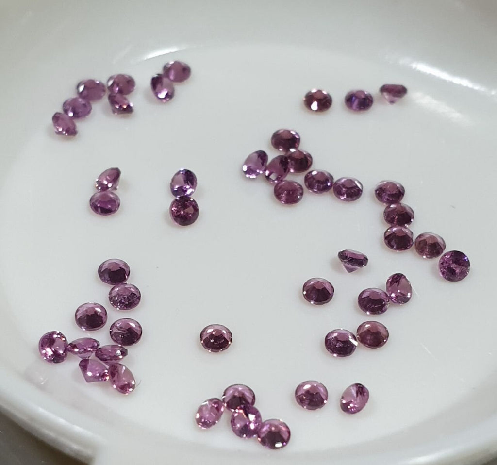 Lote de granate rodolita de 1,5 mm, talla redonda, gemas sin tratar - Oferta al por mayor, proveedor de gemas DIY - Piedras auténticas, piedras preciosas diminutas, piedras pequeñas