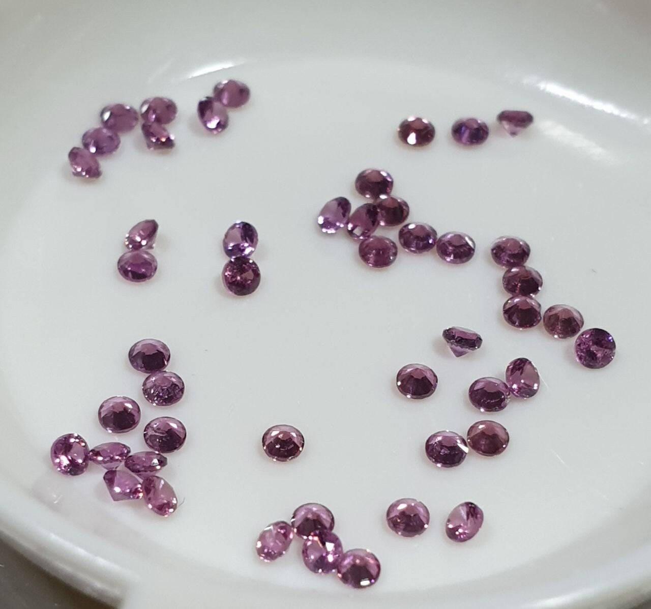 Lot de grenats rhodolites de 1,5 mm, taille ronde, non traités - Vente en gros - Fournisseur de pierres précieuses pour le bricolage - Pierres authentiques - Petites pierres précieuses