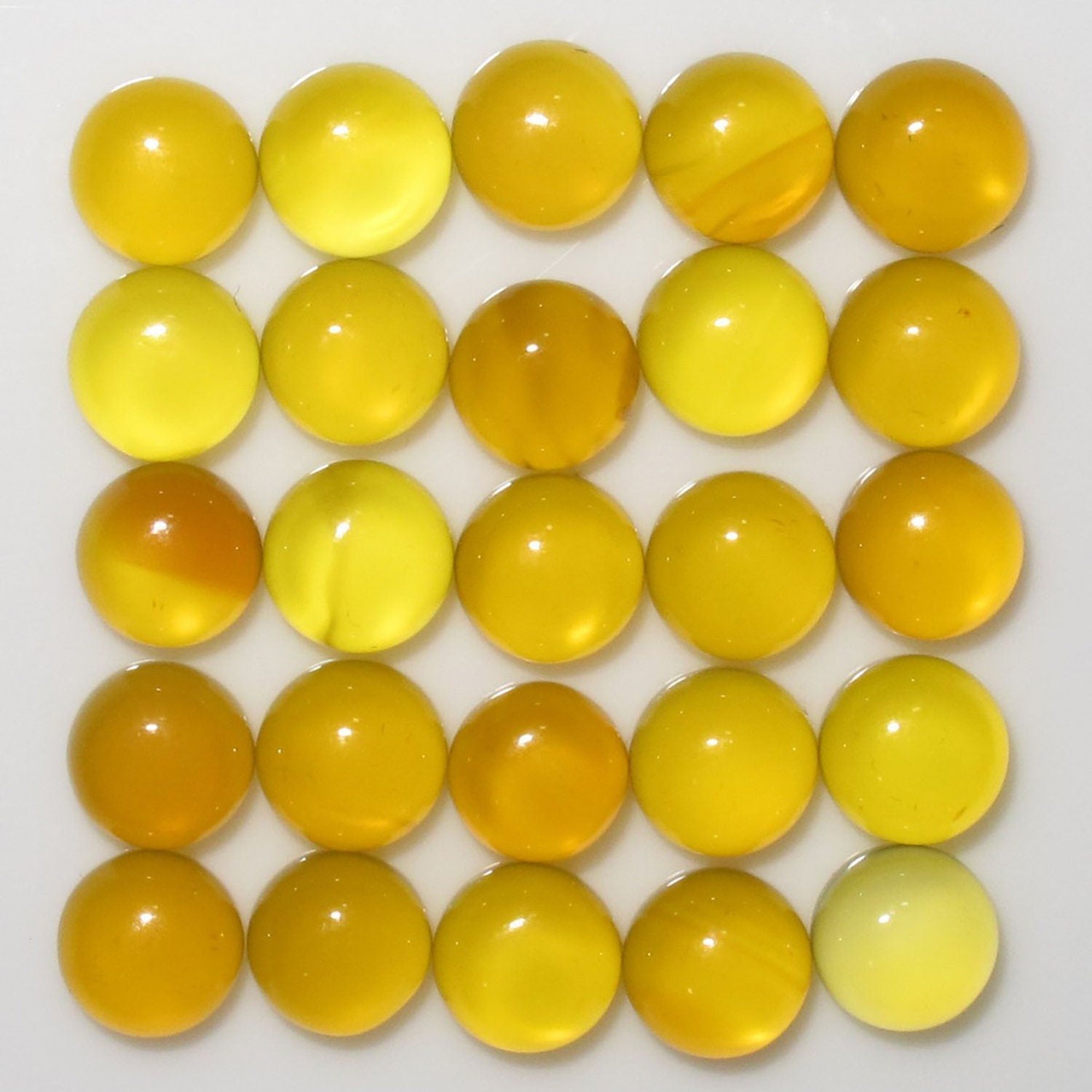 Lote de 25 cabujones redondos de ágata amarilla de 4 mm. (25 uds.)
