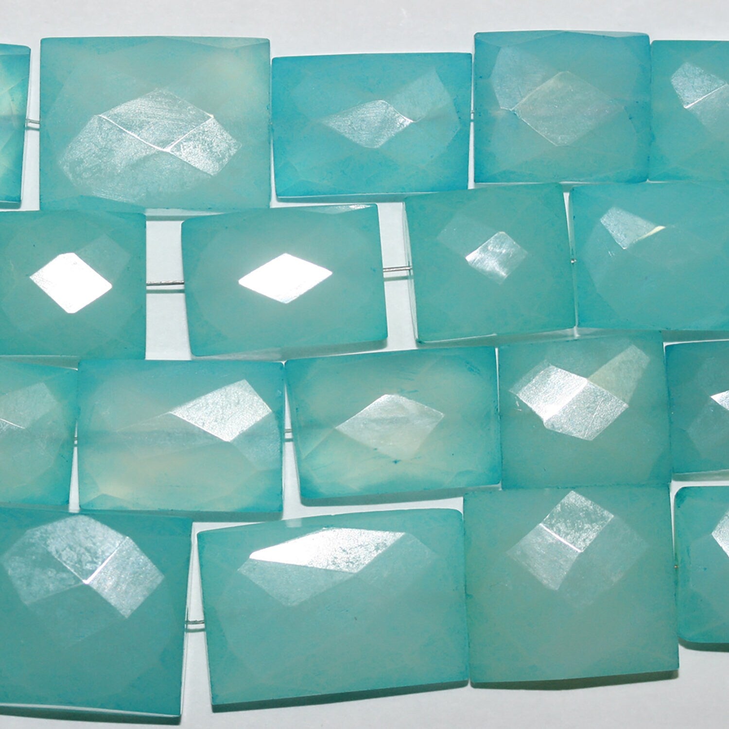 Cuentas rectangulares facetadas graduadas de calcedonia azul de 8" (13 x 10-23 x 17 mm). Aprox. - Hilo de 21 cm.
