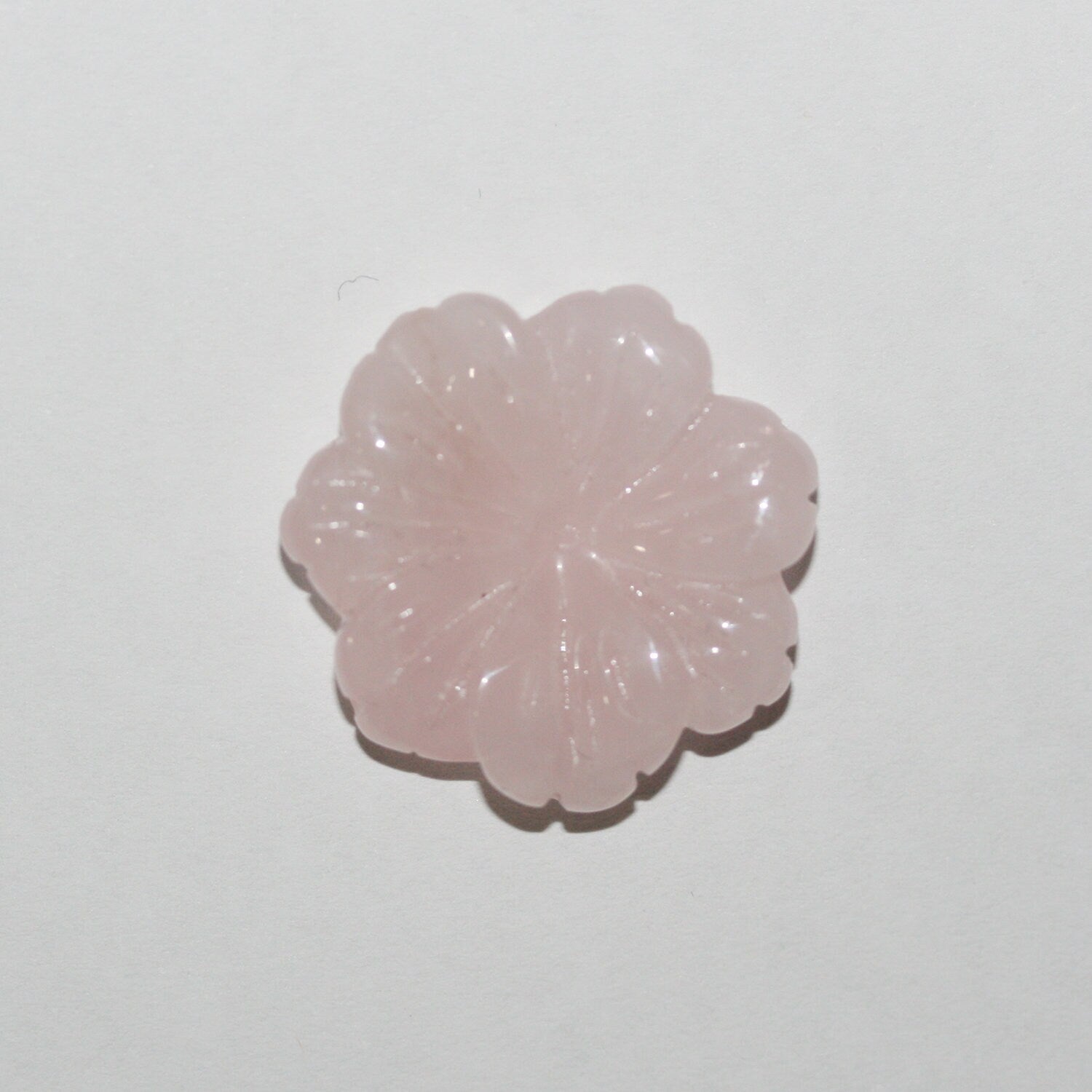 Pendentif fleur sculptée en quartz rose 24 mm (sans perçage)