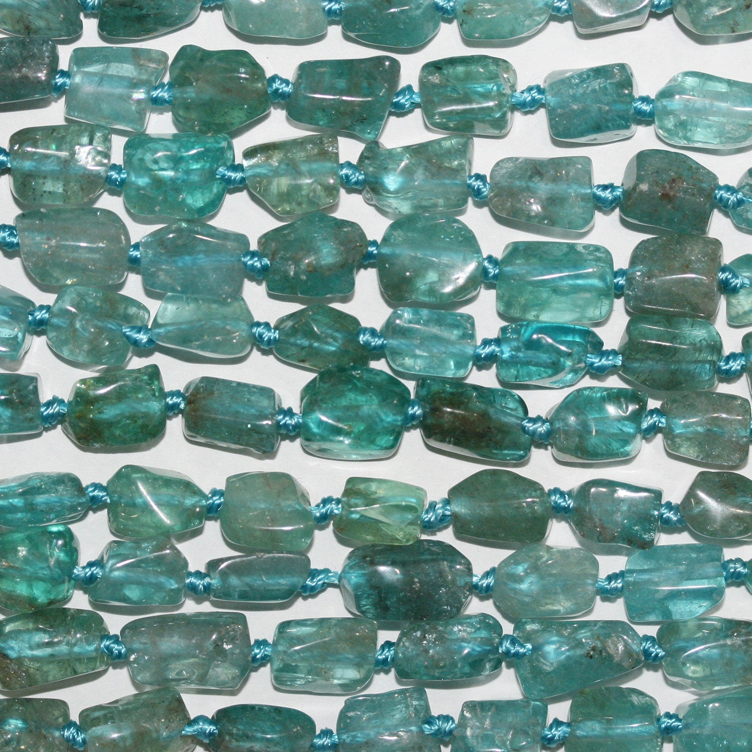 Cuentas de pepitas lisas de apatita azul St. de 16", 8-10 mm, aprox., hilo de 40 cm.