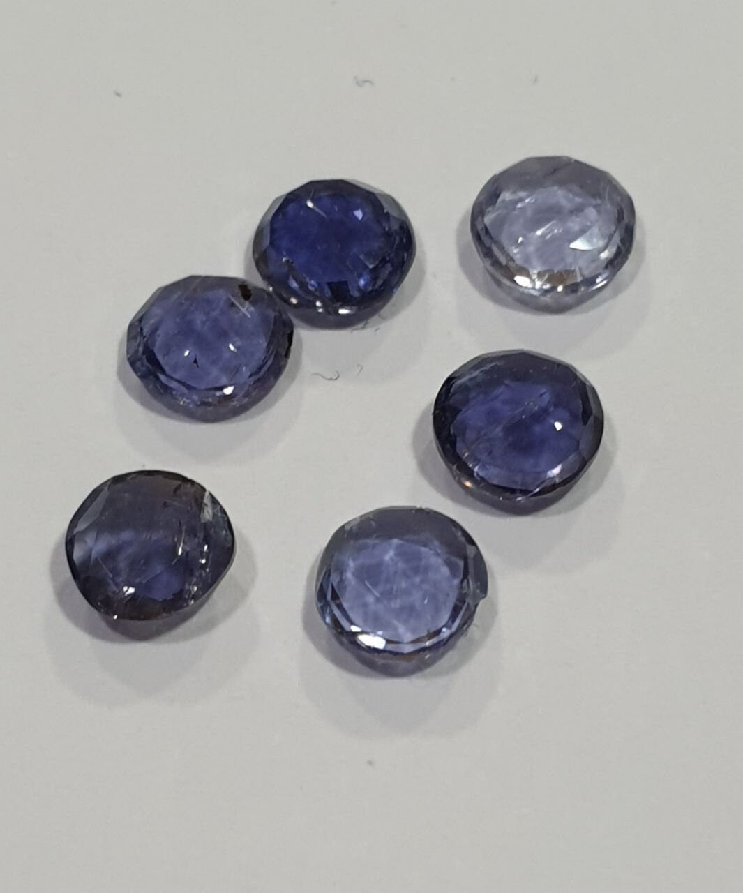 Lote de 6 gemas de cabujón facetado plano y redondo de cordierita de iolita de 5 mm, piedra preciosa sin tratar, color azul - Piedra azul natural - Gemología