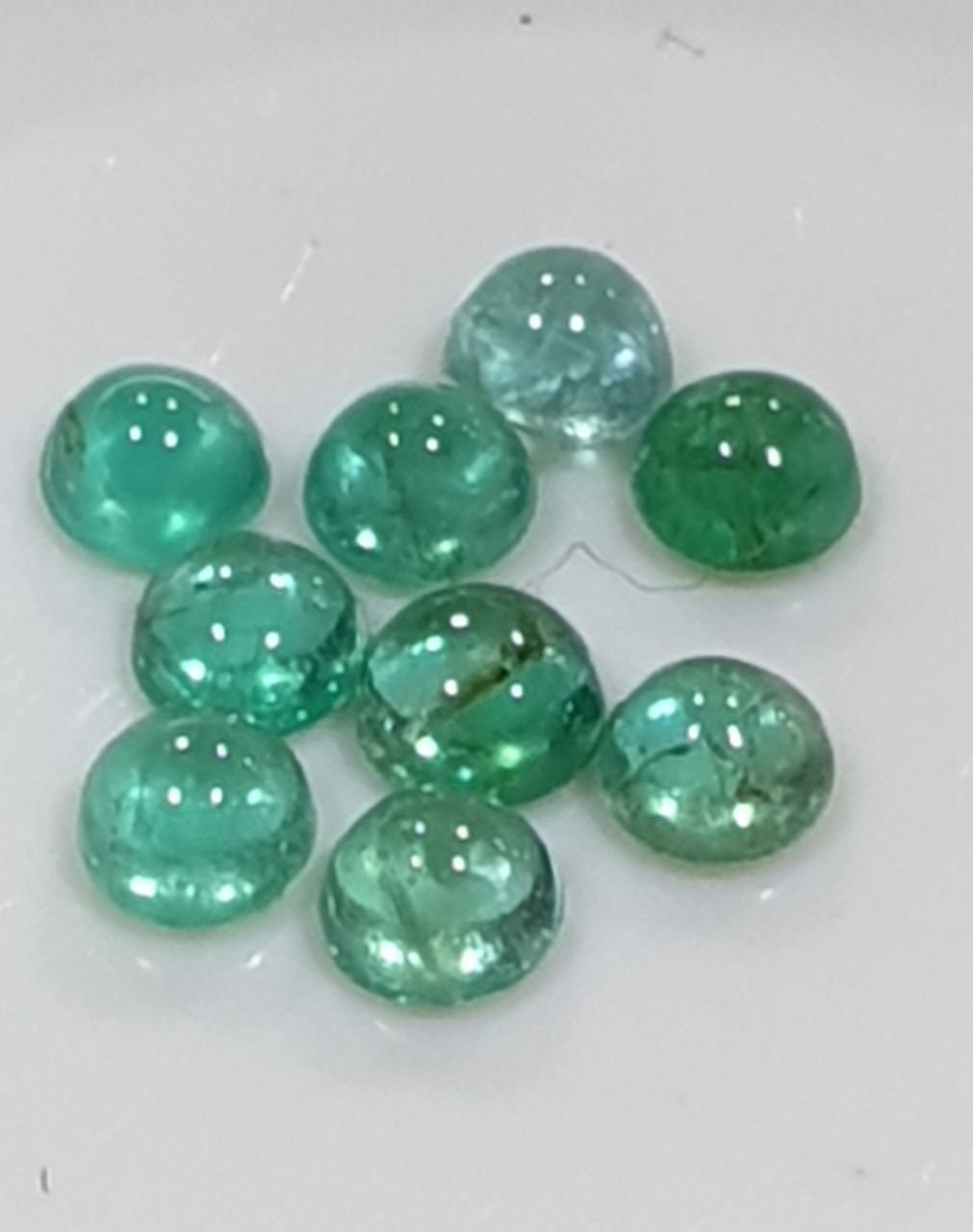 Lote de 9 esmeraldas naturales de Zambia, forma redonda, cabujón de 3-3,2 mm, sin tratar.