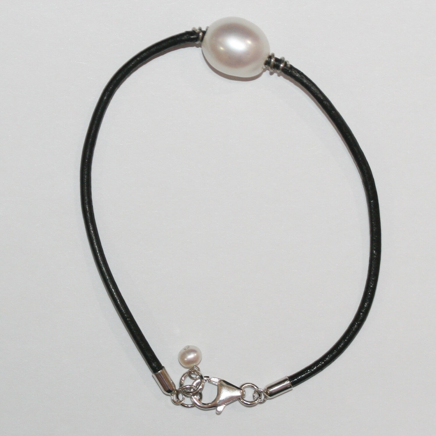 Bracelet ovale en cuir argenté et perles - Longueur 20 cm