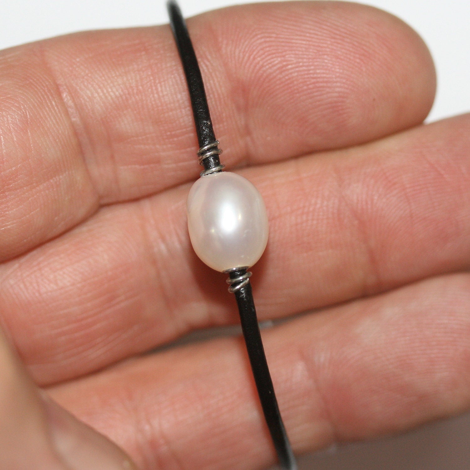 Bracelet ovale en cuir argenté et perles - Longueur 20 cm