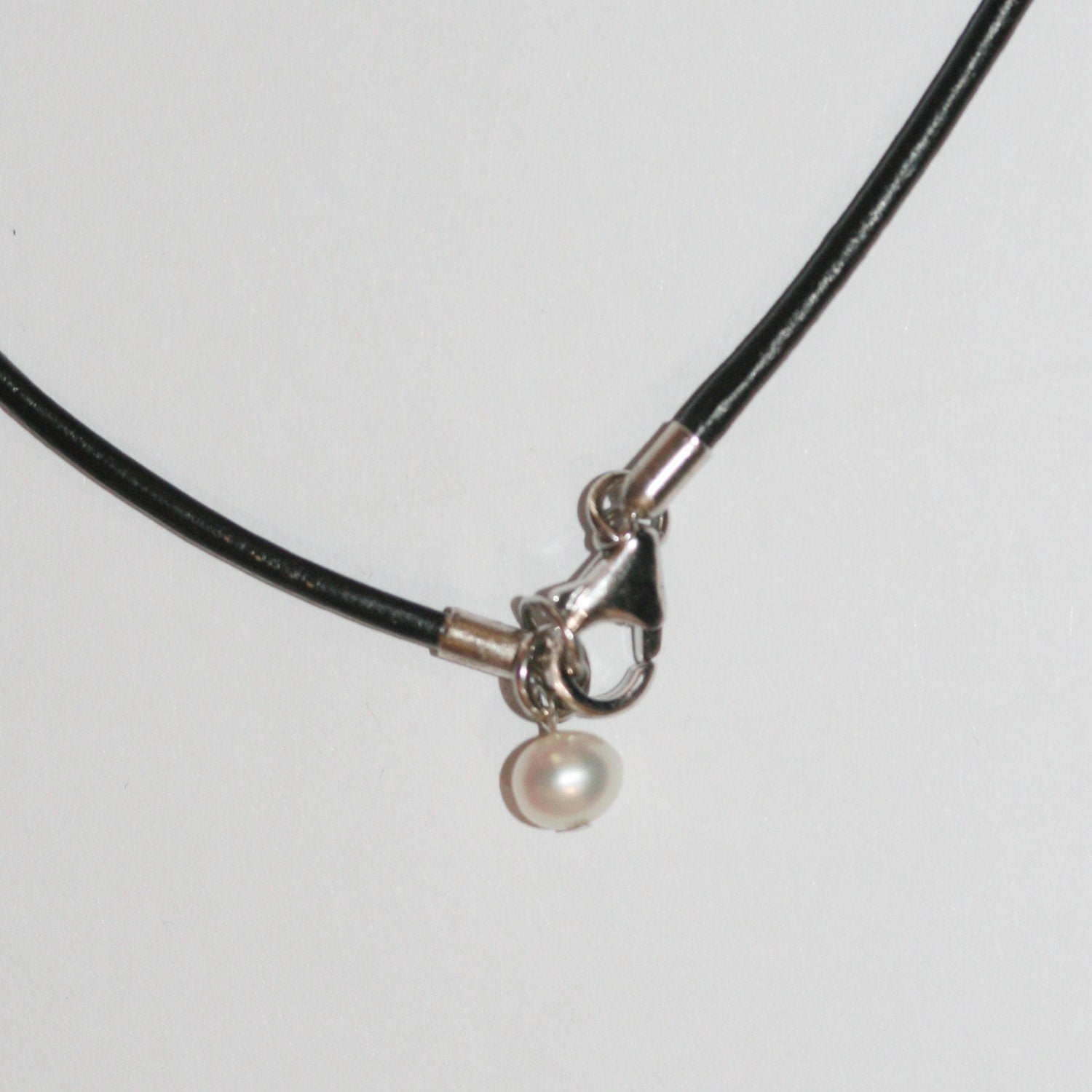 Collier en cuir noir avec perles et argent. Longueur : 50 cm.