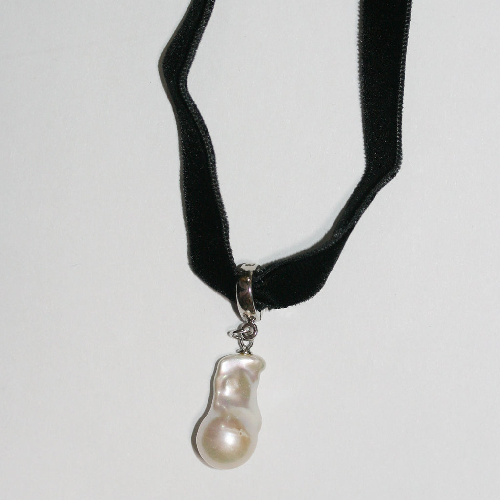 Collier long en velours noir avec perles et argent, 43 cm