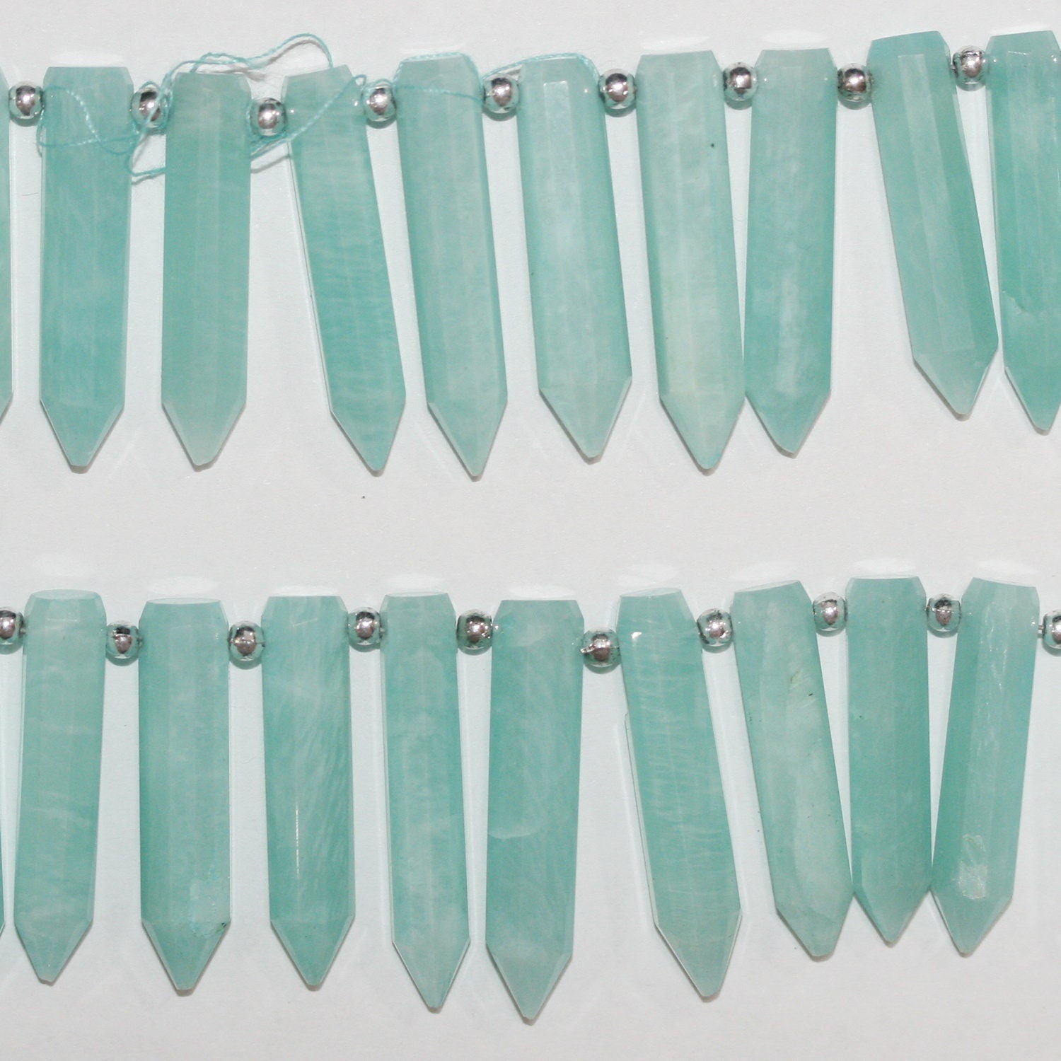 Cuentas de punta facetada de amazonita degradada de 8" 26 x 7-33 x 7 mm. Aprox. - Hilo de 21 cm.