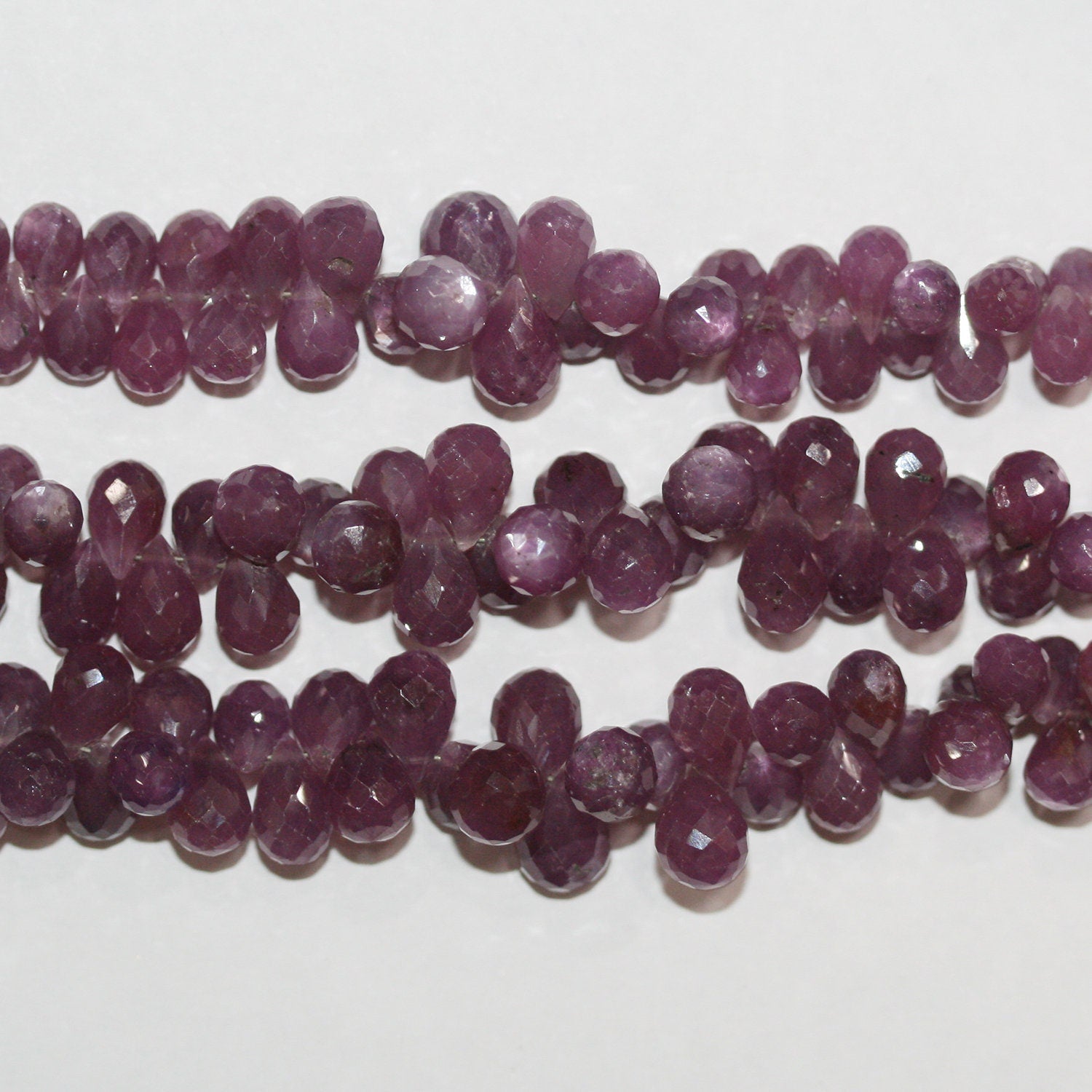 Perles en forme de goutte à facettes dégradées St Ruby de 8 pouces, 6x4-10x7mm. Environ - Fil de 20 cm.