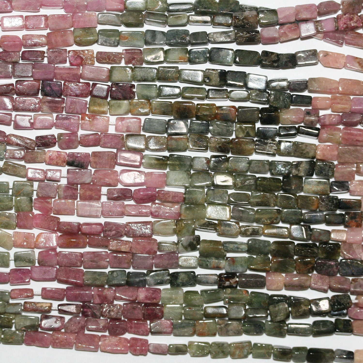 Perles prismatiques lisses en tourmaline St de 14 pouces, 6 x 4 mm environ - Longueur du brin : 36 cm.