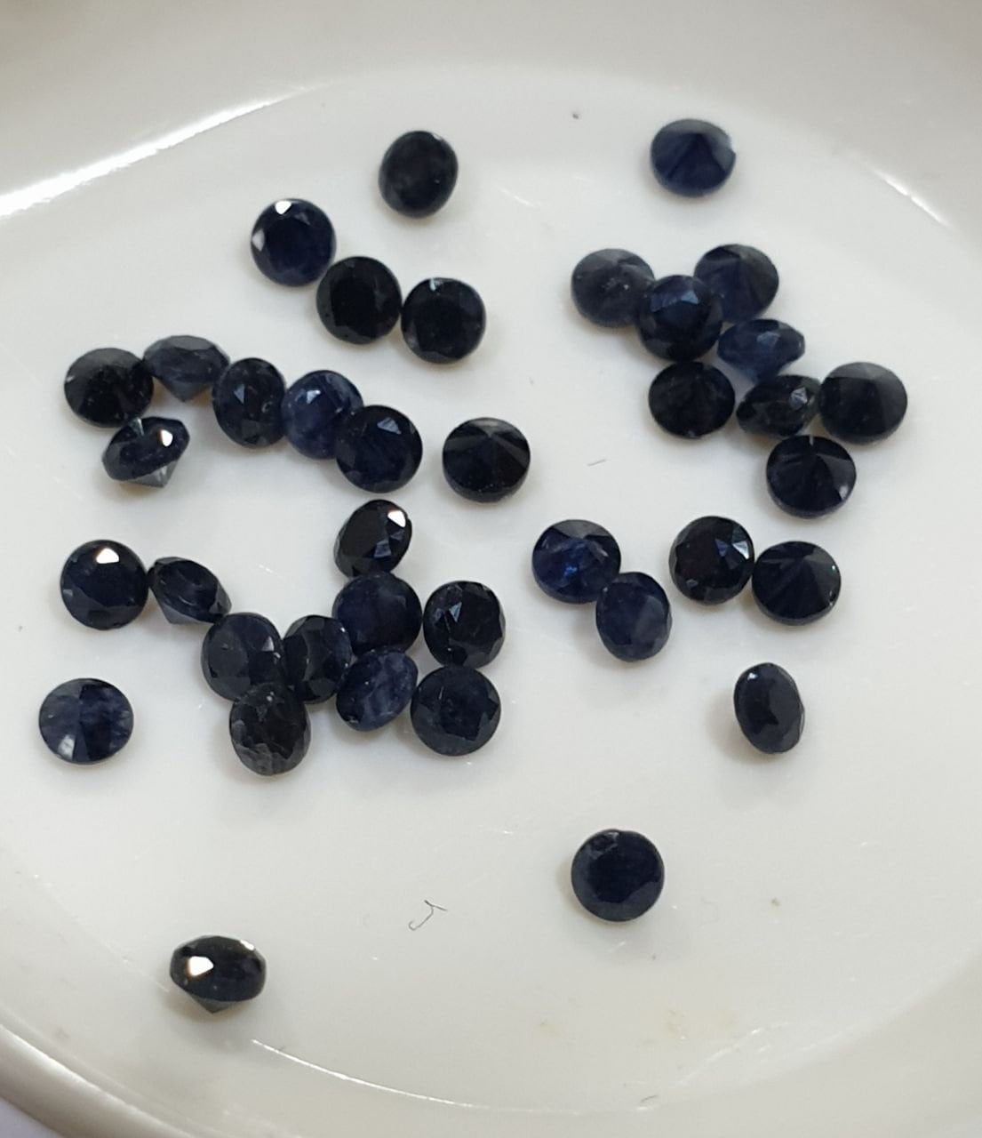 Lote de 2 zafiros naturales de color azul oscuro, 2 mm, corte brillante redondo. Piedras preciosas al por mayor. Piedras naturales para joyería.