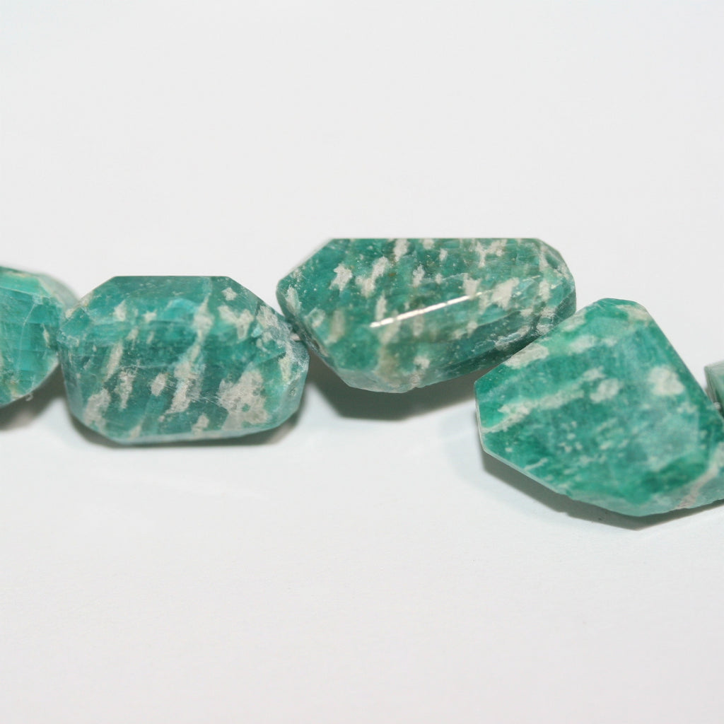 Cuentas de pepitas facetadas irregulares de amazonita rusa de 16" de St., 20 x 12-12 x 6 mm, aprox., hilo de 40 cm.