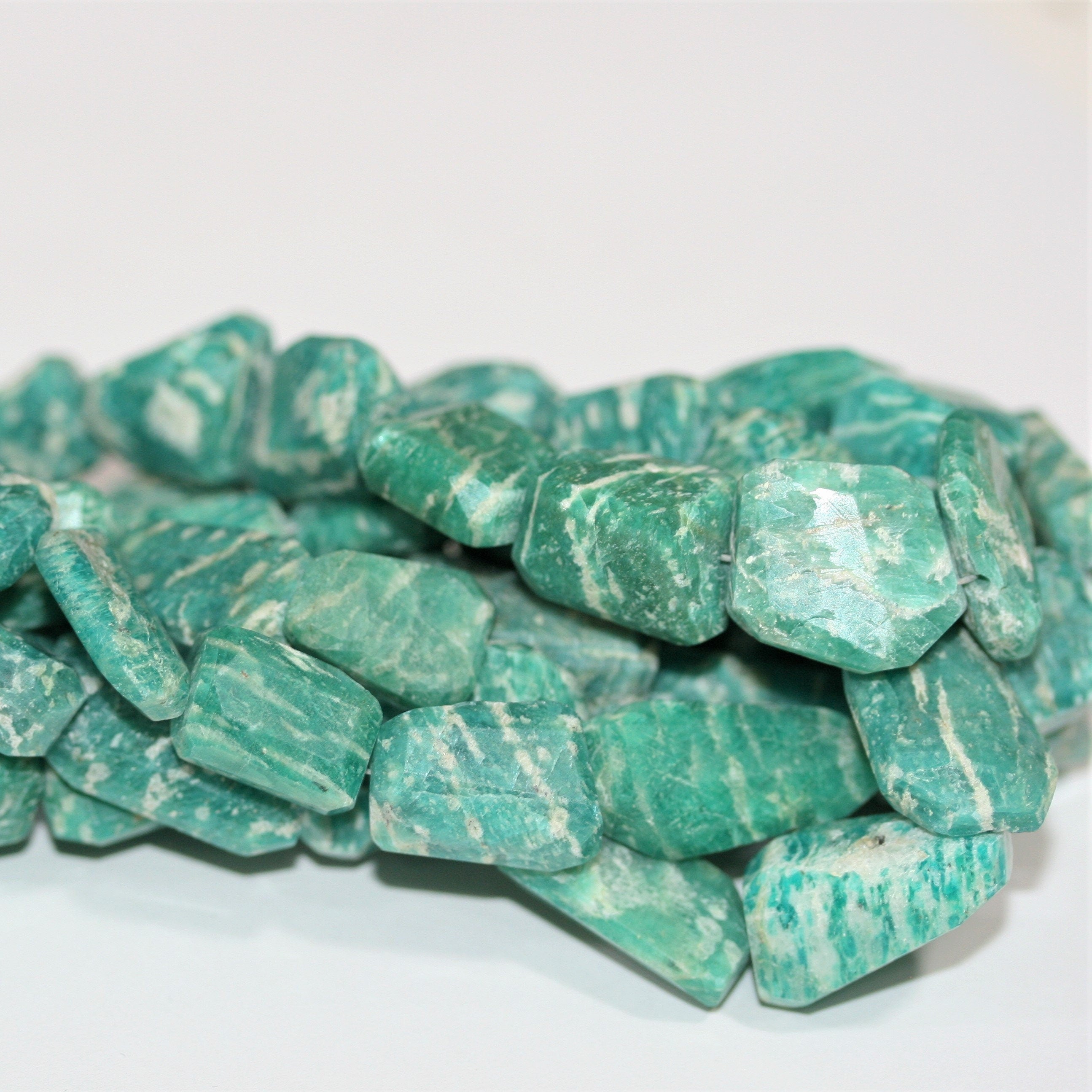 Cuentas de pepitas facetadas irregulares de amazonita rusa de 16" de St., 20 x 12-12 x 6 mm, aprox., hilo de 40 cm.